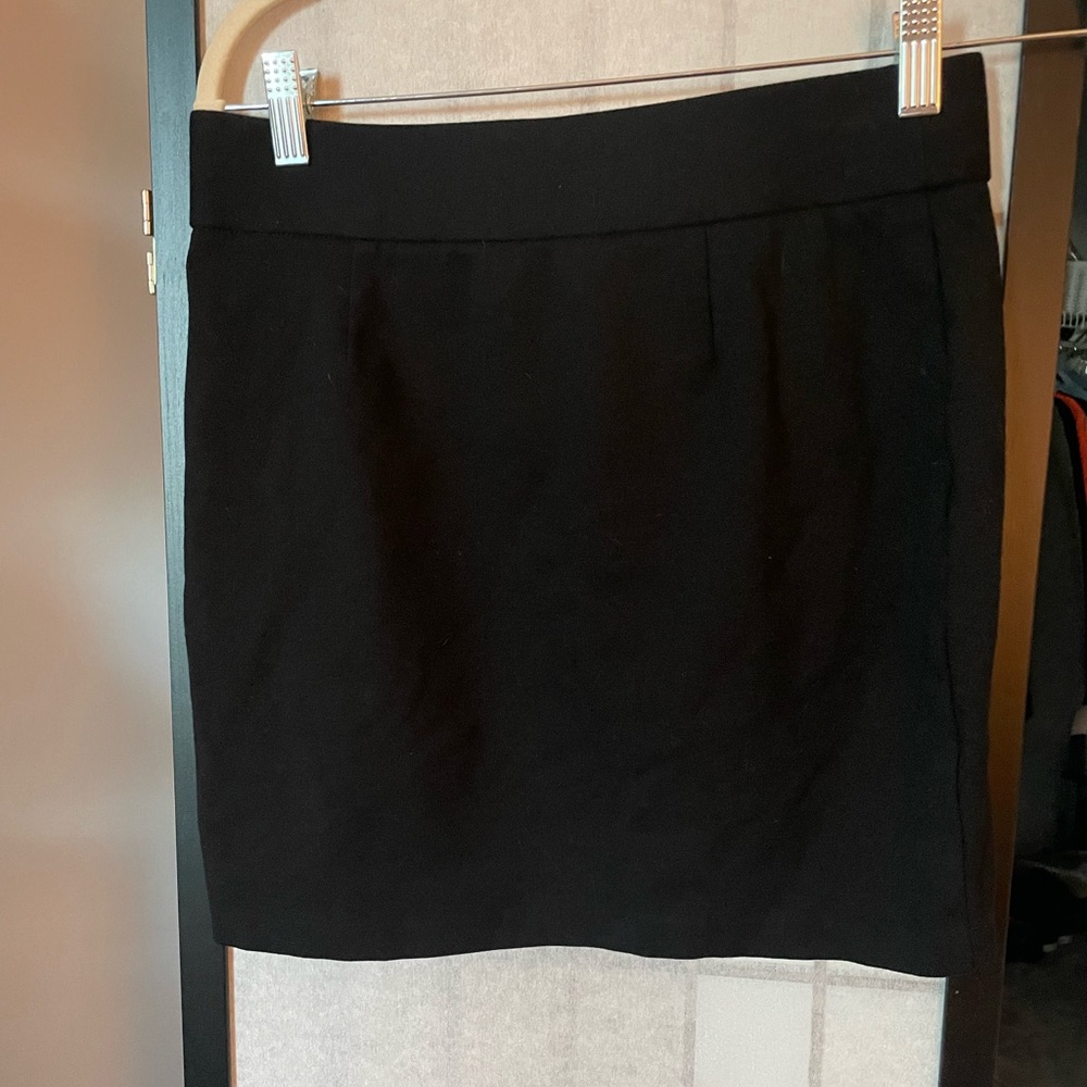 Black mini. Side zip. Has 5% Spandex